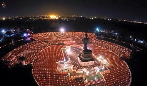 Thái Lan: Hàng vạn chư tăng, phật tử thắp nến cầu nguyện hòa bình thế giới
