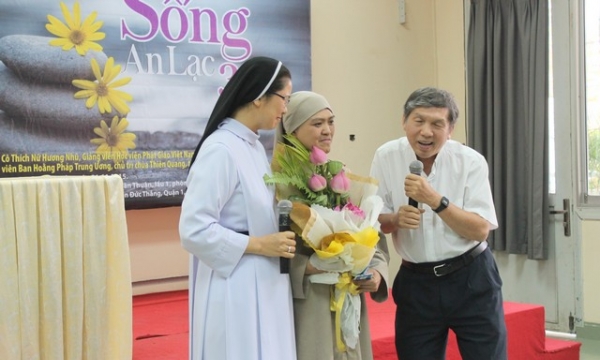 Sư cô Hương Nhũ thuyết giảng tại nhà thờ Ki Tô giáo