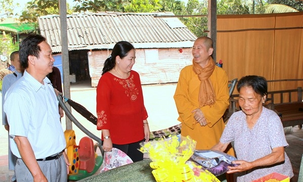 Tp.HCM: TT.Thích Chân Quang thăm, trao quà cho mẹ Việt Nam Anh hùng