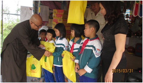 Nghệ An: Trao quà cho trẻ khuyết tật, lễ hằng thuận tại chùa Đông Yên