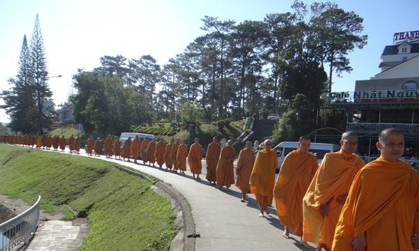 Chư tôn đức Hệ phái Khất sĩ trì bình khất thực tại Lâm Đồng