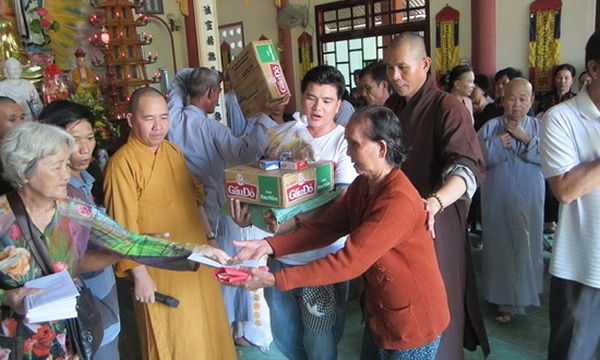 Khánh Hòa: Chùa Phật Ấn (Bình Dương) trao quà cho các hộ nghèo tại chùa Linh Quang