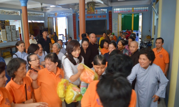 Đồng Tháp: Hoa hậu Đặng Thu Thảo trao quà tại huyện Lấp Vò