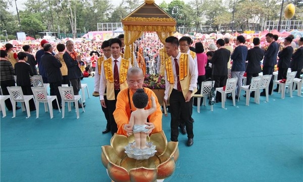 Hồng Kông: 10 vạn người Dự lễ Phật đản PL.2559
