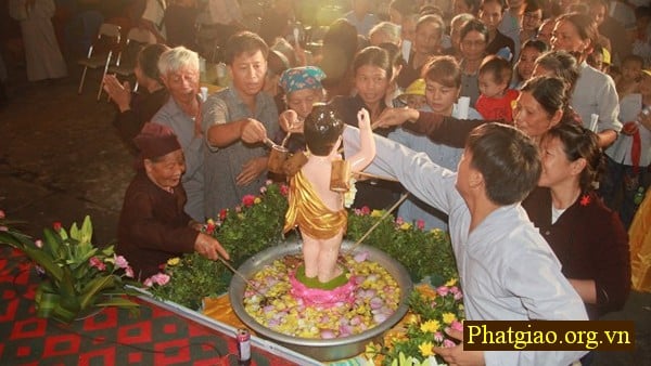 Thái Bình: Bệnh viện Phong Da Liễu, PG Đông Hưng, PG Kiến Xương tổ chức Phật đản, lãnh đạo tỉnh chúc mừng Phật đản