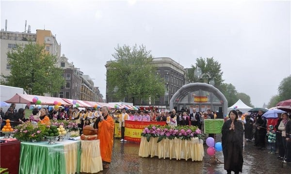 Hà Lan: Phật Quang Hà Hoa Tự tổ chức lễ Phật đản PL.2559