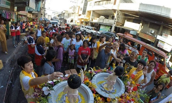 Philipines: Xe hoa di động cho người dân thực hiện nghi lễ tắm Phật