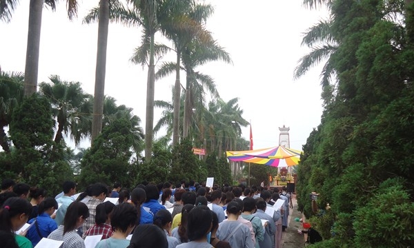 Thắp nến tri ân và cầu siêu ở nghĩa trang liệt sĩ Hà Nội