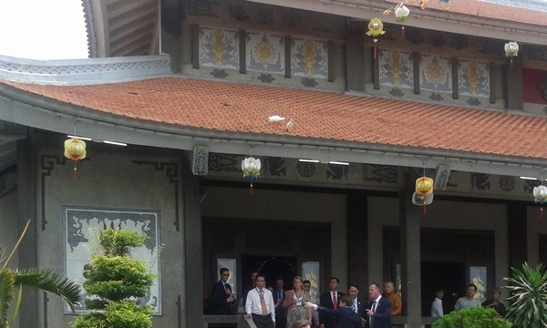 Tp.HCM: Thủ tướng Vương quốc Anh viếng chùa Vĩnh Nghiêm  