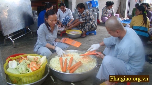 Kiên Giang, Tp.HCM, Đà Nẵng: Cơm chay kết duyên Bồ đề; trao quà cho hộ nghèo