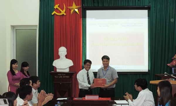 Bắc Giang: Trao tặng cơ sở dữ liệu tài liệu Mộc bản chùa Bổ Đà cho Bảo tàng tỉnh