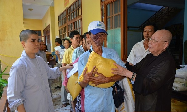 Đà Nẵng: Chùa Bảo Quang trao quà người nghèo, và phóng sinh