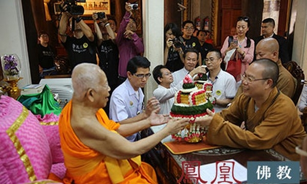 Phật giáo Trung - Thái cùng cúng dường hơn nghìn vị tăng