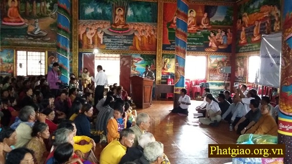  Campuchia: Phật giáo Đắk Nông tặng quà tại tỉnh Mondulkiri