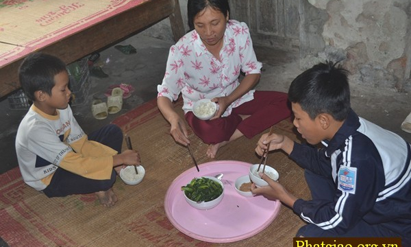 Cảnh nghèo và bệnh tật bủa vây gia đình chị Tân