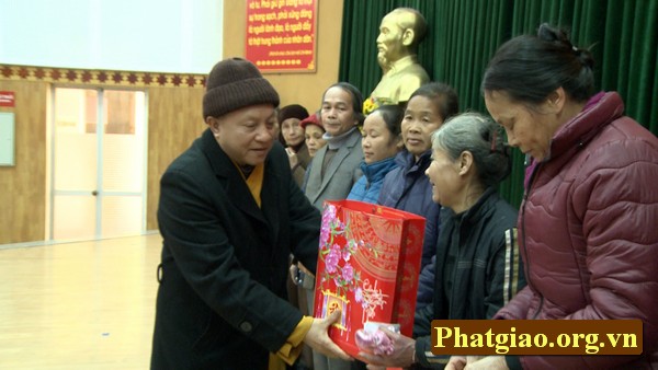 Cao Bằng: VinGroup trao quà Tết cho bà con nghèo