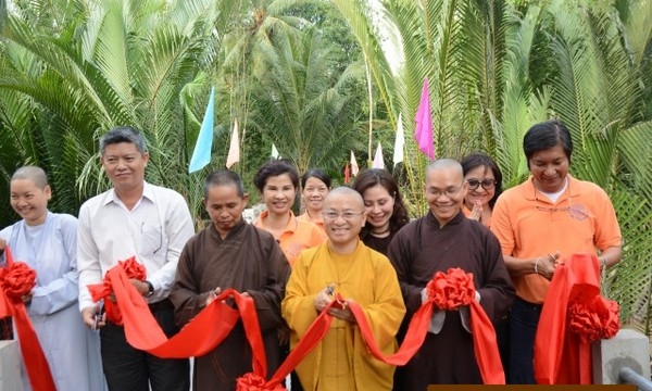 Tiền Giang, Bến Tre: Quỹ Đạo Phật Ngày Nay trao quà tết năm 2016