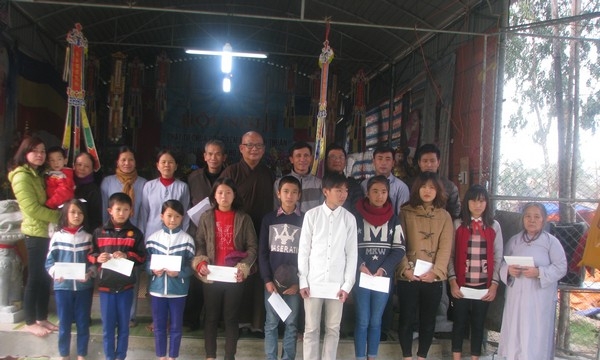 Nghệ An: Tặng quà cho trẻ mồ côi, khuyết tật và học sinh nghèo
