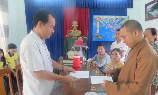Quảng Nam: Chùa Linh Bửu tặng quà làng điều dưỡng