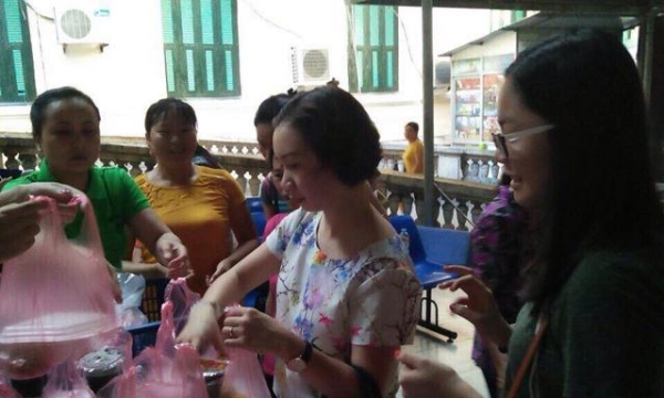 Hà Nội: Nhóm Quỹ từ thiện Hương Sen trao 200 suất cơm miễn phí