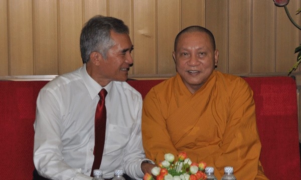 Hà Nội: Đại sứ Việt Nam tại Ukraina thăm và lễ Phật tại chùa Quán Sứ