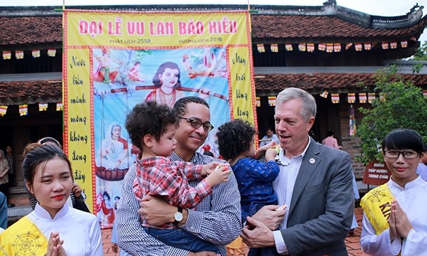 Đại sứ Hoa Kỳ đưa hai con đến chùa tìm hiểu về lễ Vu Lan