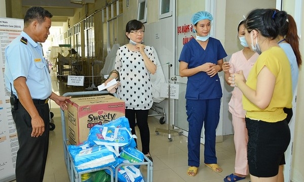 Đà Nẵng: Trao quà cho bệnh nhi và trẻ bị bỏ rơi