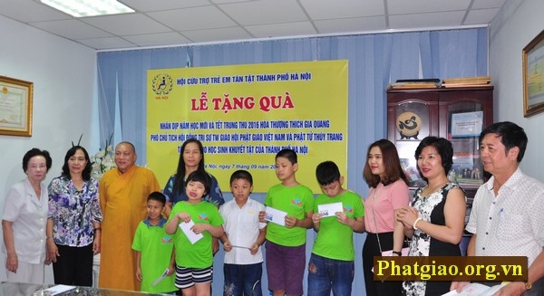Hà Nội: HT.Thích Gia Quang, phật tử Thúy Trang trao quà cho trẻ em khuyết tật