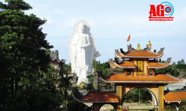 Vãn cảnh những ngôi chùa xây dựng tượng Phật khổng lồ