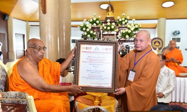 Hòa thượng Thích Thiện Nhơn nhận bằng tiến sĩ danh dự tại Thái Lan