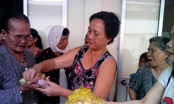 Sóc Trăng, An Giang: Cơm cho bệnh nhân nghèo; chùa Kỳ Viên trao quà