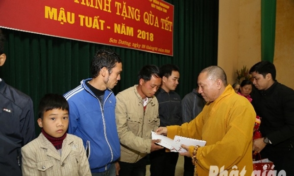 Tuyên Quang: HT.Thích Gia Quang cùng Quỹ Thiện Tâm, VinGroup trao quà Tết 