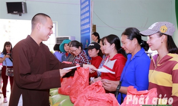 Hội từ thiện Phật Quang trao 455 suất quà Tết cho người nghèo