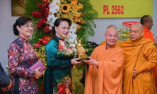 Tp.HCM: Chủ tịch Quốc hội thăm, chúc mừng Phật giáo VN đón Phật Đản