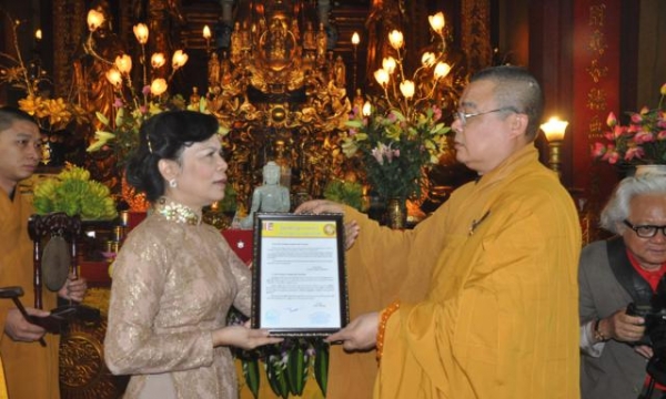 Phu nhân Chủ tịch nước dâng cúng Tượng và Xá Lợi Phật