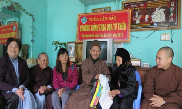 Lào Cai: Chùa Tân Bảo tặng quà gia đình chính sách, mẹ liệt sĩ neo đơn
