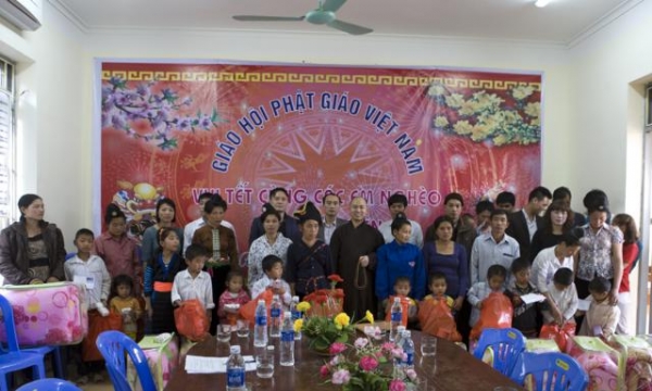 Điện Biên: Chư tôn đức Văn phòng I TW GHPGVN thăm chúc Tết, tặng quà cho đồng bào các dân tộc 
