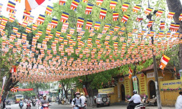 Thủ đô Hà Nội rợp cờ Phật giáo trên các tuyến đường