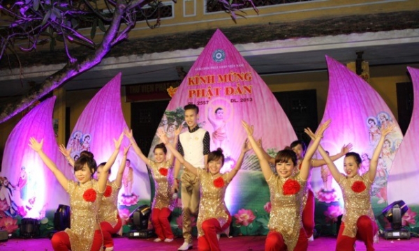 Chùm ảnh: TTN phật tử Thủ đô tổ chức đêm văn nghệ kính mừng Phật đản

