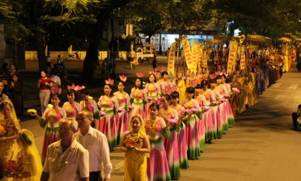 Chùm ảnh hàng ngàn phật tử Thủ đô cung nghinh rước Xá lợi Phật kính mừng Phật đản 2013
