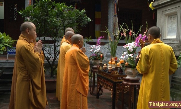 Hà Nội: Chư Tôn đức niêm hương tại Bảo tháp Bồ tát Thích Quảng Đức ở chùa Hòe Nhai 