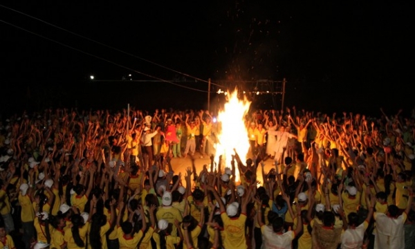 Chùm ảnh: Đêm văn nghệ, đốt lửa trại tại Hội trại Phật giáo với tuổi trẻ tỉnh Thanh Hóa