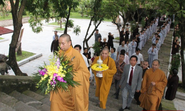 Chủ tịch Quốc hội Nguyễn Sinh Hùng dâng cúng Xá lợi Phật tại chùa Phật Tích