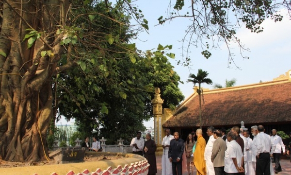 Đoàn đại biểu Ấn Độ thăm chùa Trấn Quốc
