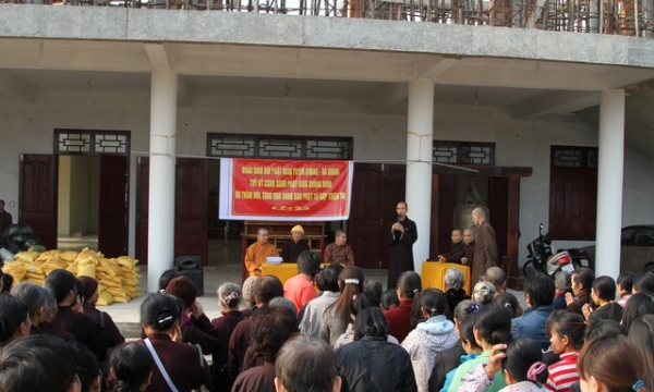 Quảng Bình: Phật giáo Tuyên Quang và Hà Giang thăm và tặng quà bà con vùng lũ