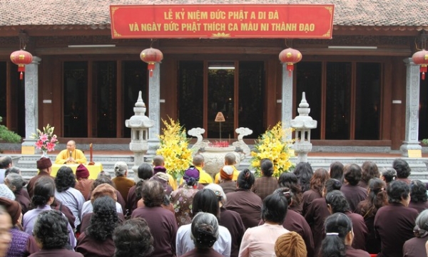 Hà Nội: Chùa Liên Phái trao huy hiệu đạo tràng Liên Hoa, kỷ niệm Ngày đức Phật thành Đạo 