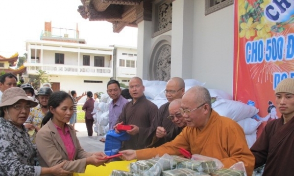 Tp.HCM: Chùa Nam Thiên Nhất Trụ trao quà Tết cho người nghèo