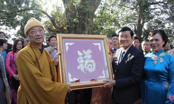 Chủ tịch nước Trương Tấn Sang cùng kiều bào thăm chùa Trấn Quốc