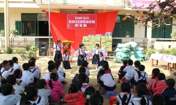 Hòa Bình: Phật giáo tỉnh trao quà Tết cho các học sinh dân tộc 