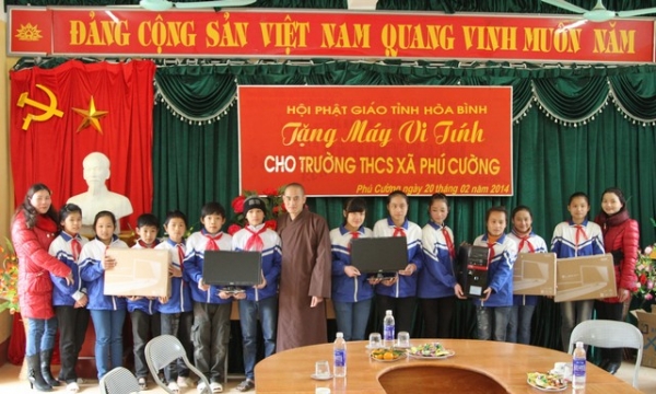 Hòa Bình: Phật giáo tỉnh tặng máy vi tính cho học sinh vùng cao